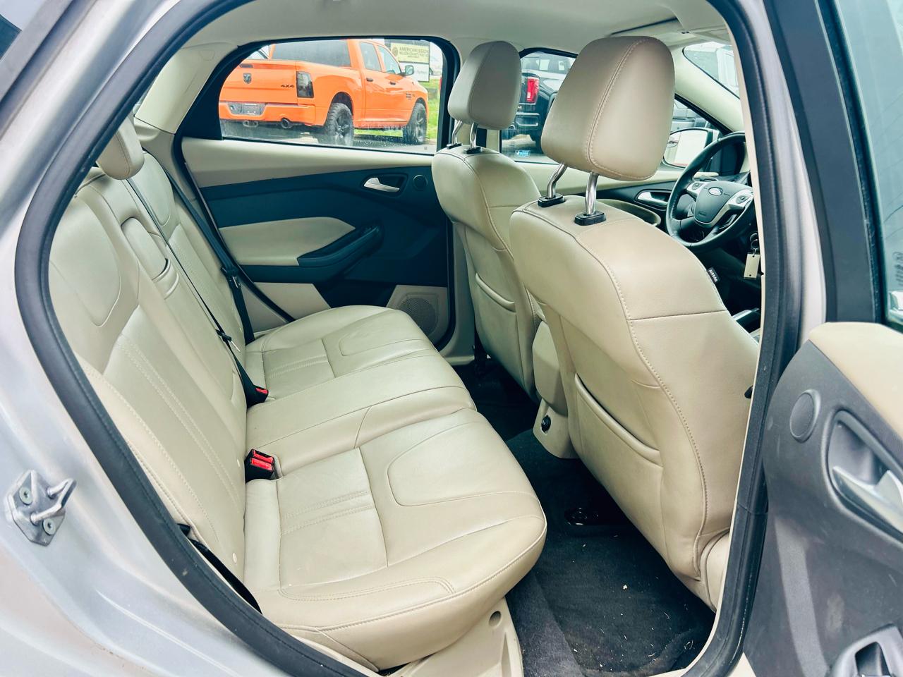 Ford Focus 4dr Sdn SEL 2012