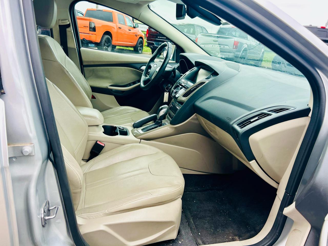 Ford Focus 4dr Sdn SEL 2012