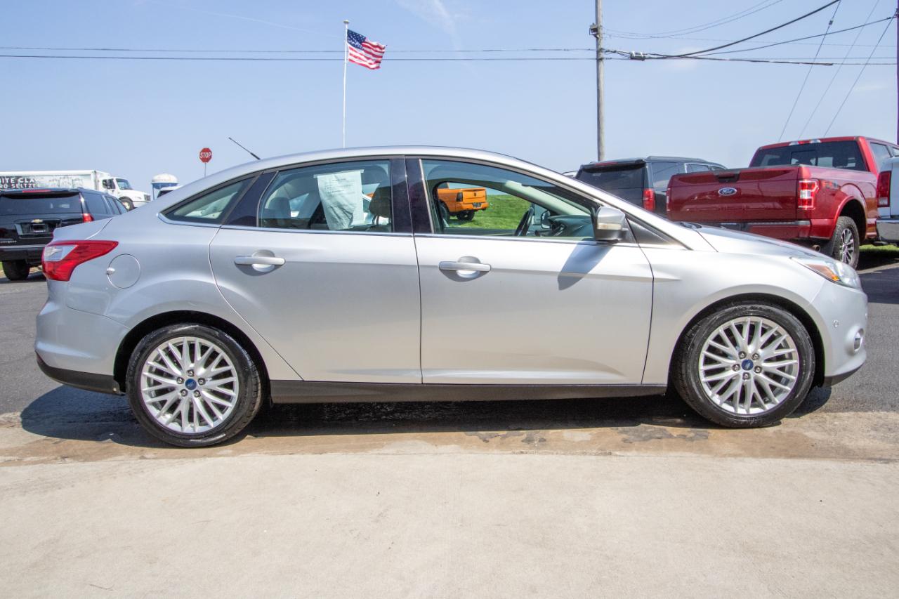 Ford Focus 4dr Sdn SEL 2012