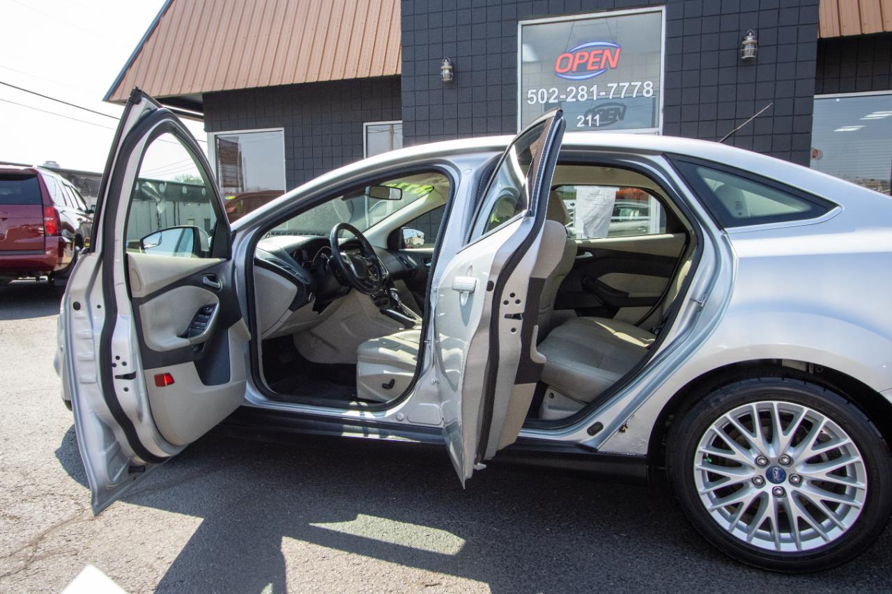 Ford Focus 4dr Sdn SEL 2012