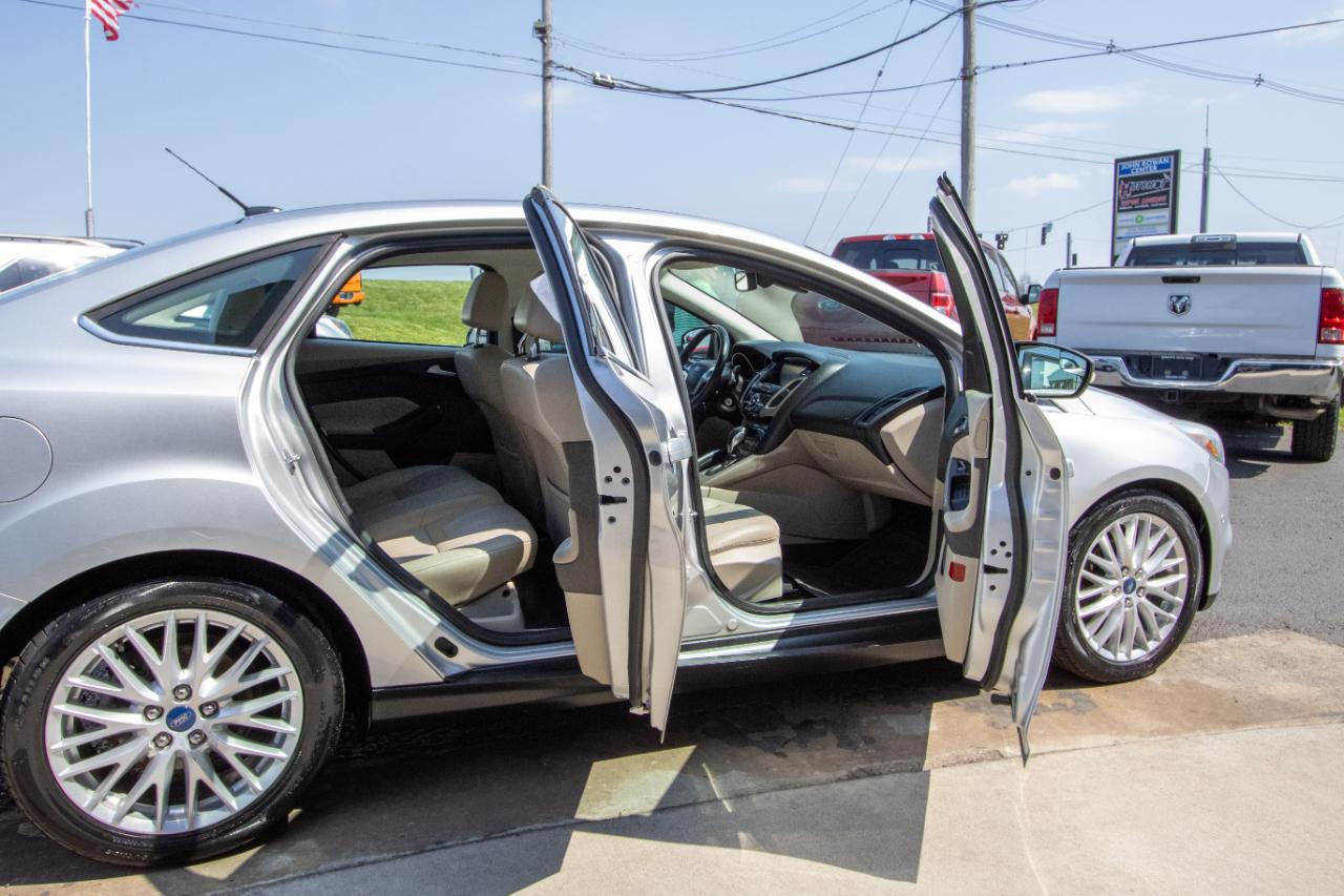 Ford Focus 4dr Sdn SEL 2012