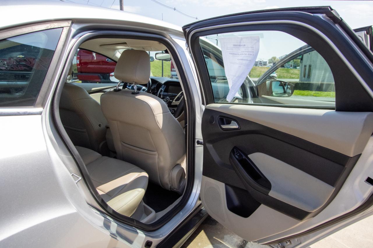 Ford Focus 4dr Sdn SEL 2012