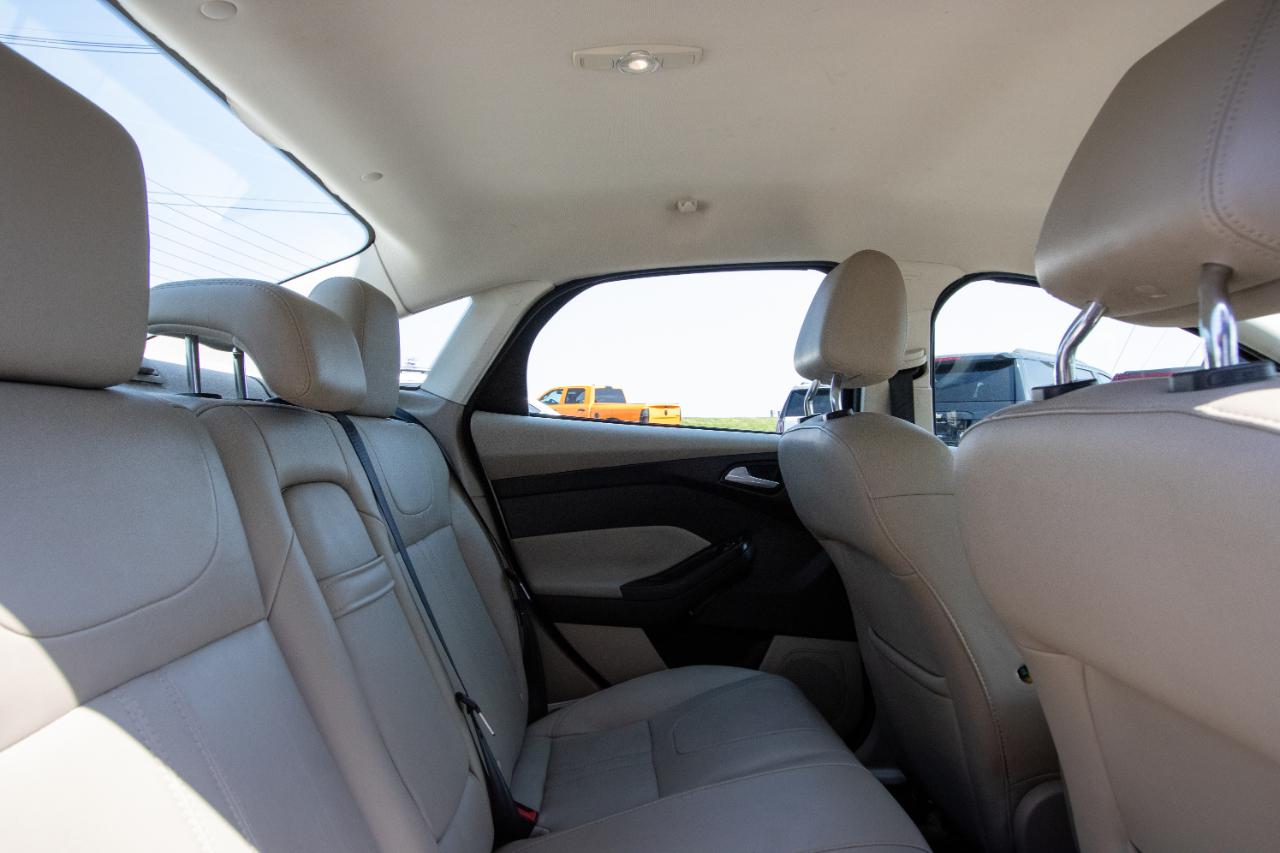 Ford Focus 4dr Sdn SEL 2012