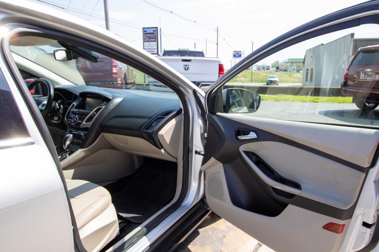 Ford Focus 4dr Sdn SEL 2012