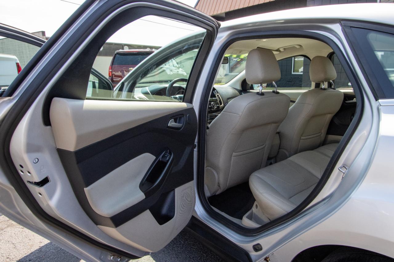 Ford Focus 4dr Sdn SEL 2012