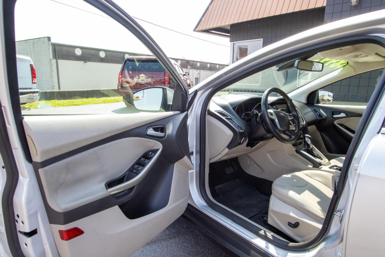 Ford Focus 4dr Sdn SEL 2012