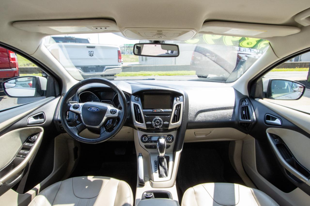 Ford Focus 4dr Sdn SEL 2012