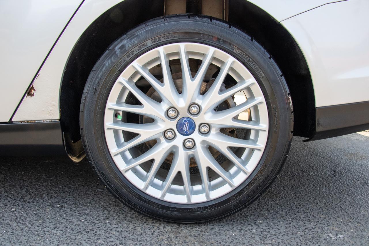 Ford Focus 4dr Sdn SEL 2012