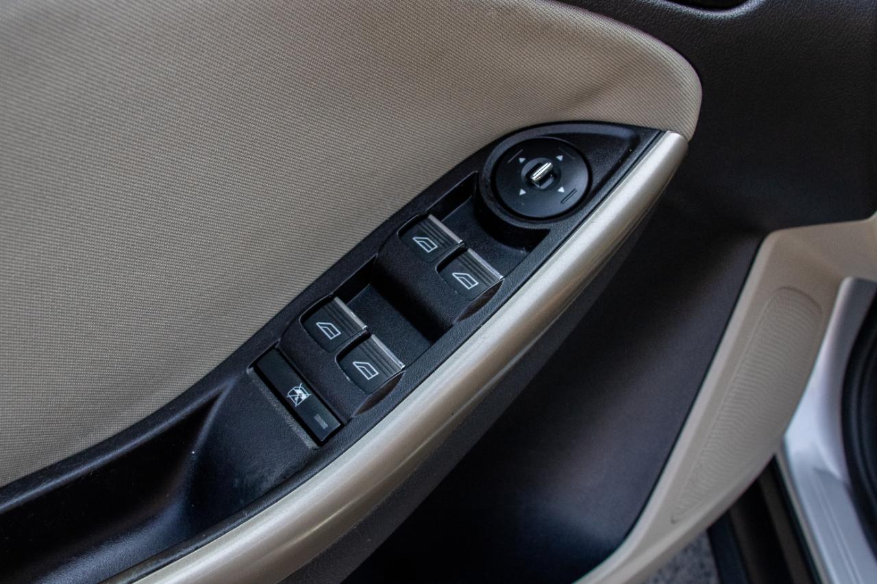 Ford Focus 4dr Sdn SEL 2012