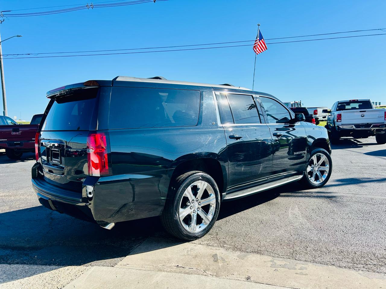 Chevrolet Suburban 4WD 4dr 1500 LT 2017