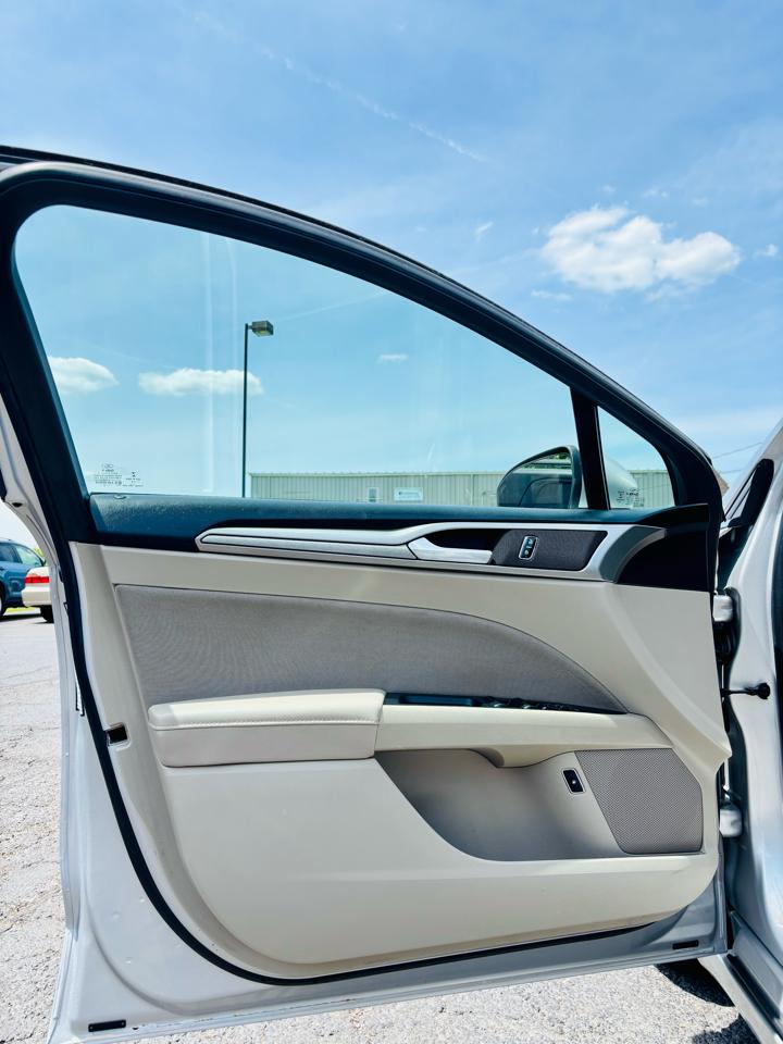 Ford Fusion Hybrid SE FWD 2019