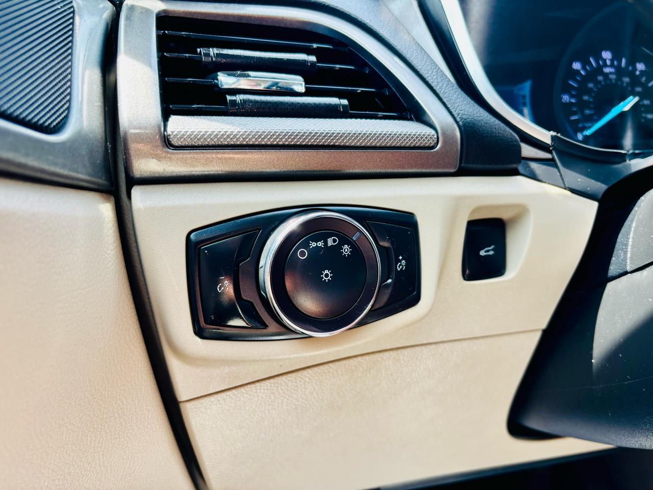 Ford Fusion Hybrid SE FWD 2019