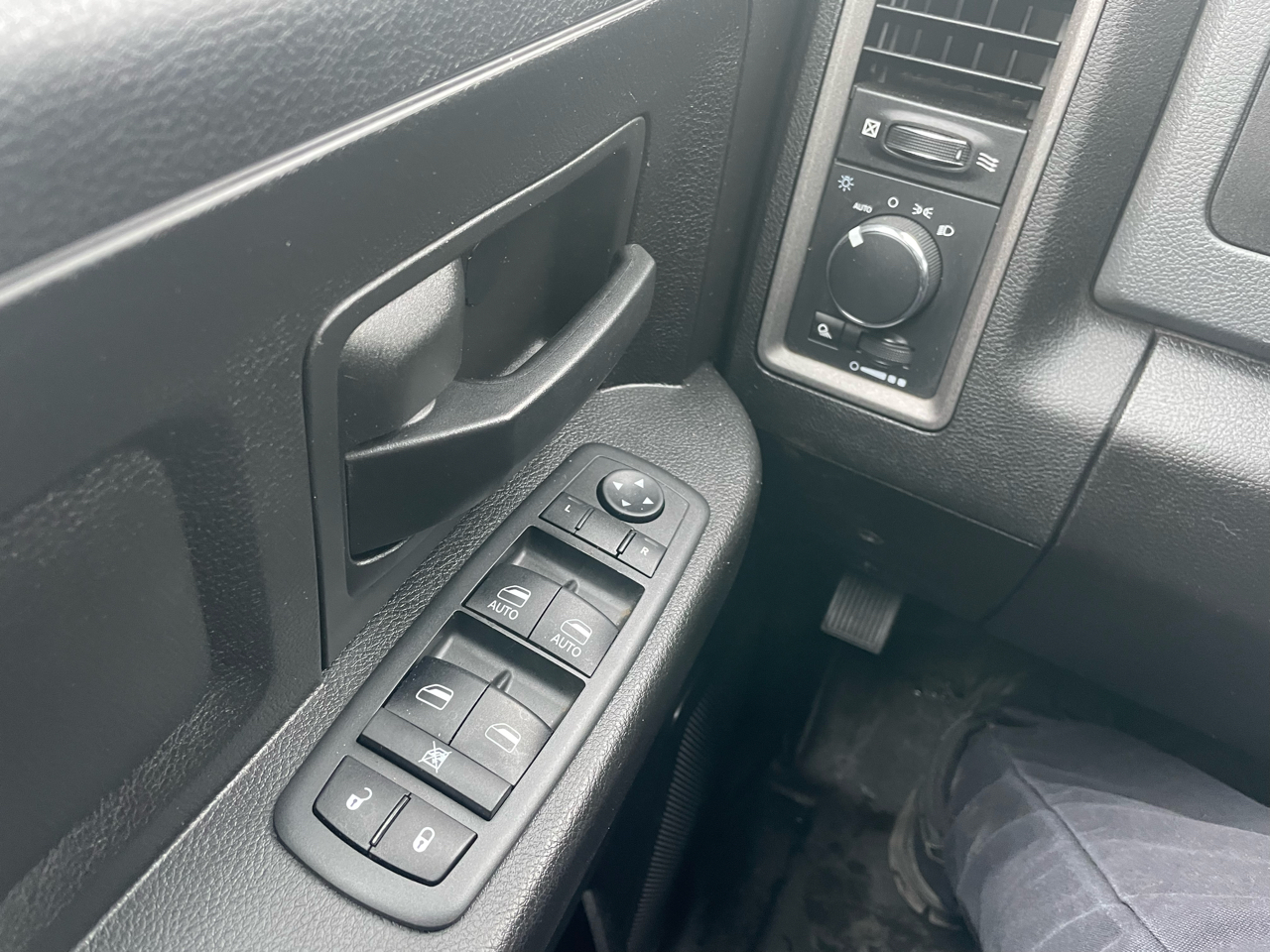 RAM 1500 Classic Tradesman 4x4 Crew Cab 5'7" Box 2019