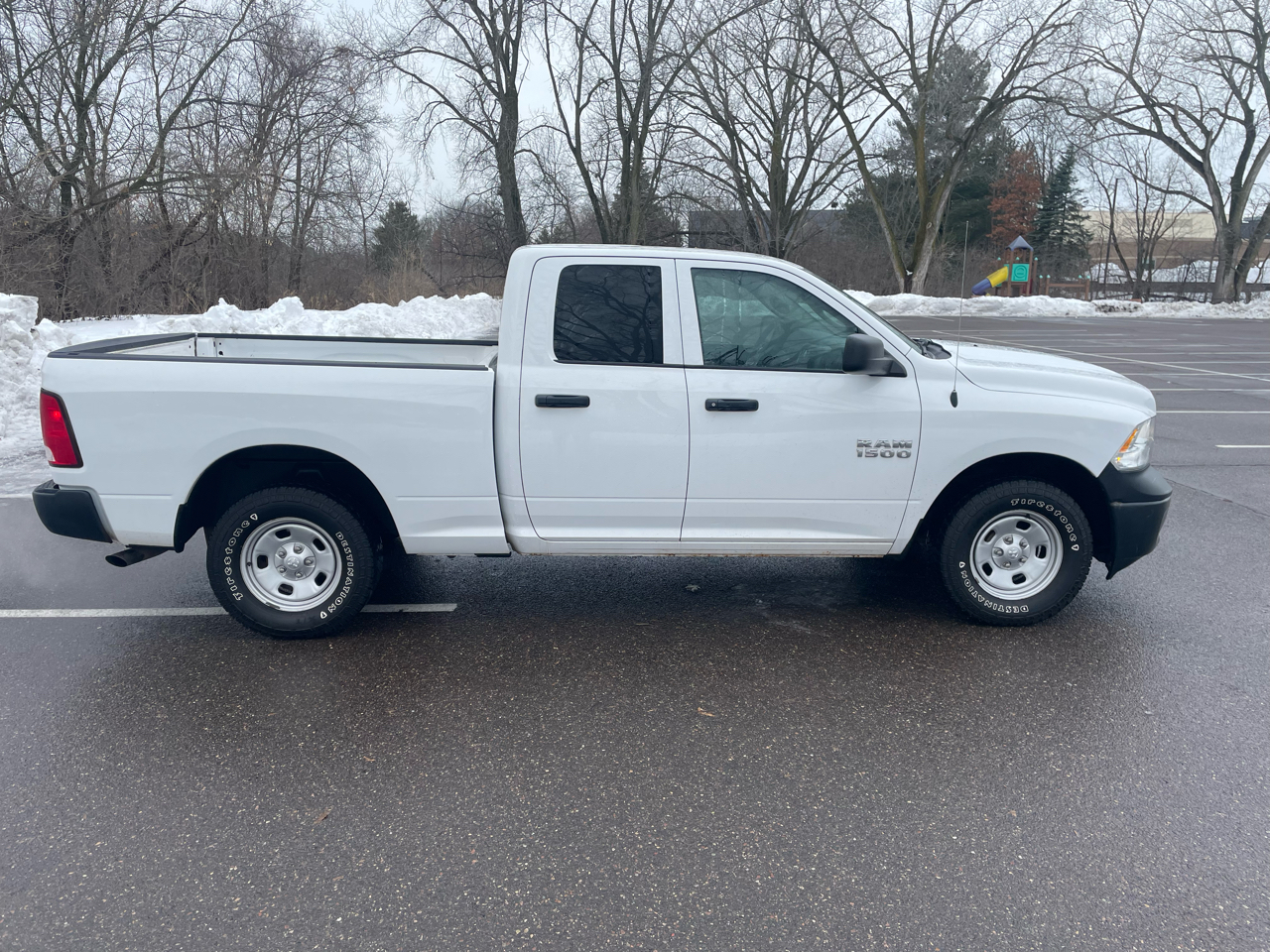 RAM 1500 4WD Quad Cab 140.5" Tradesman 2015