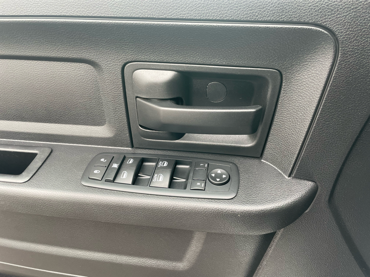 RAM 1500 4WD Quad Cab 140.5" Tradesman 2015