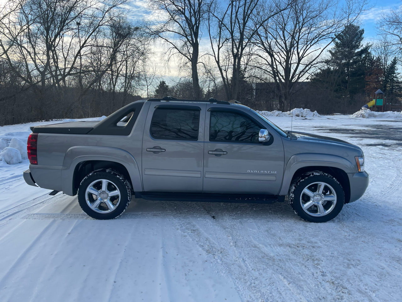 Chevrolet Avalanche 4WD Crew Cab LS 2012
