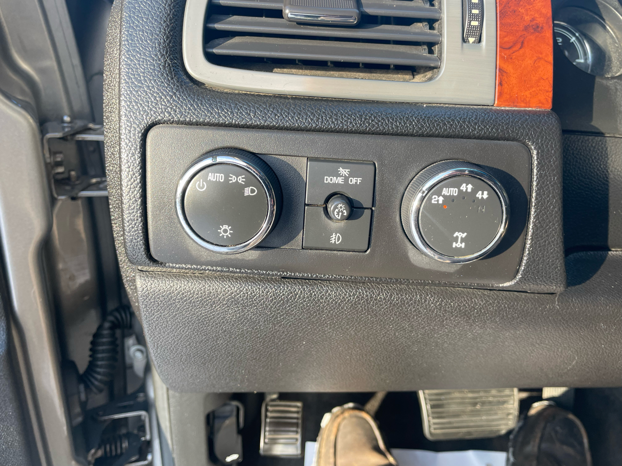 Chevrolet Avalanche 4WD Crew Cab LS 2012