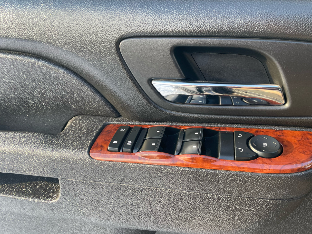 Chevrolet Avalanche 4WD Crew Cab LS 2012