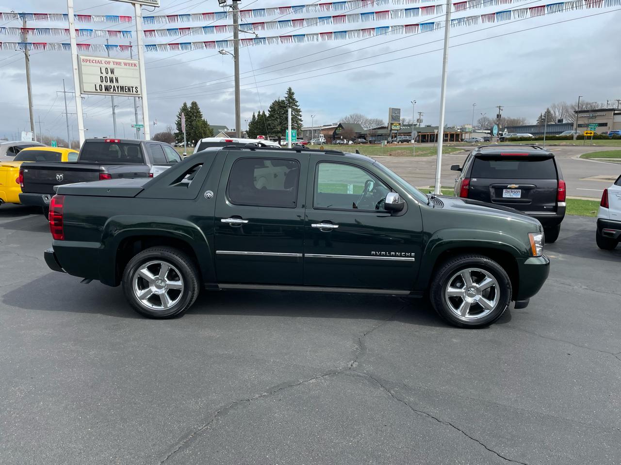 Chevrolet Avalanche 4WD Crew Cab LTZ 2013