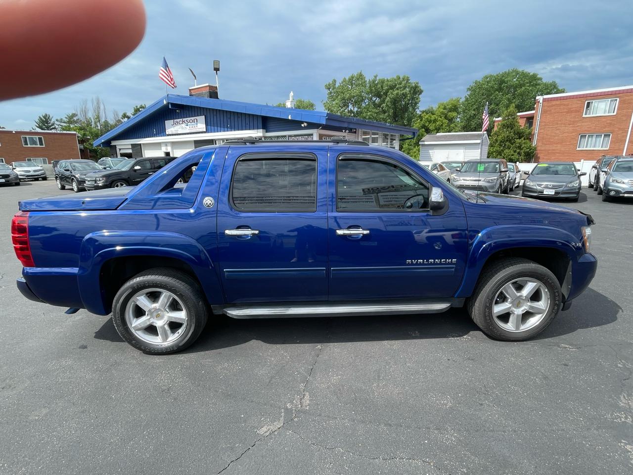 Chevrolet Avalanche 4WD Crew Cab LT 2013