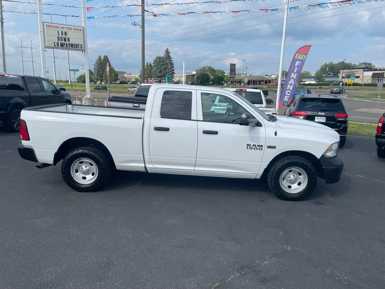 RAM 1500 4WD Quad Cab 140.5" Tradesman 2016