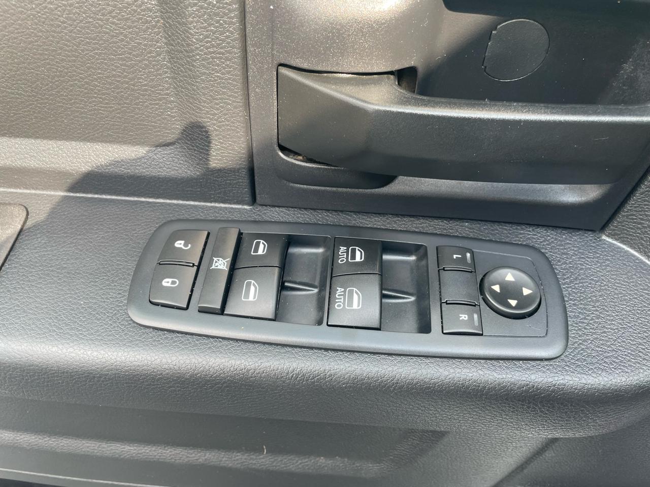 RAM 1500 4WD Quad Cab 140.5" Tradesman 2016