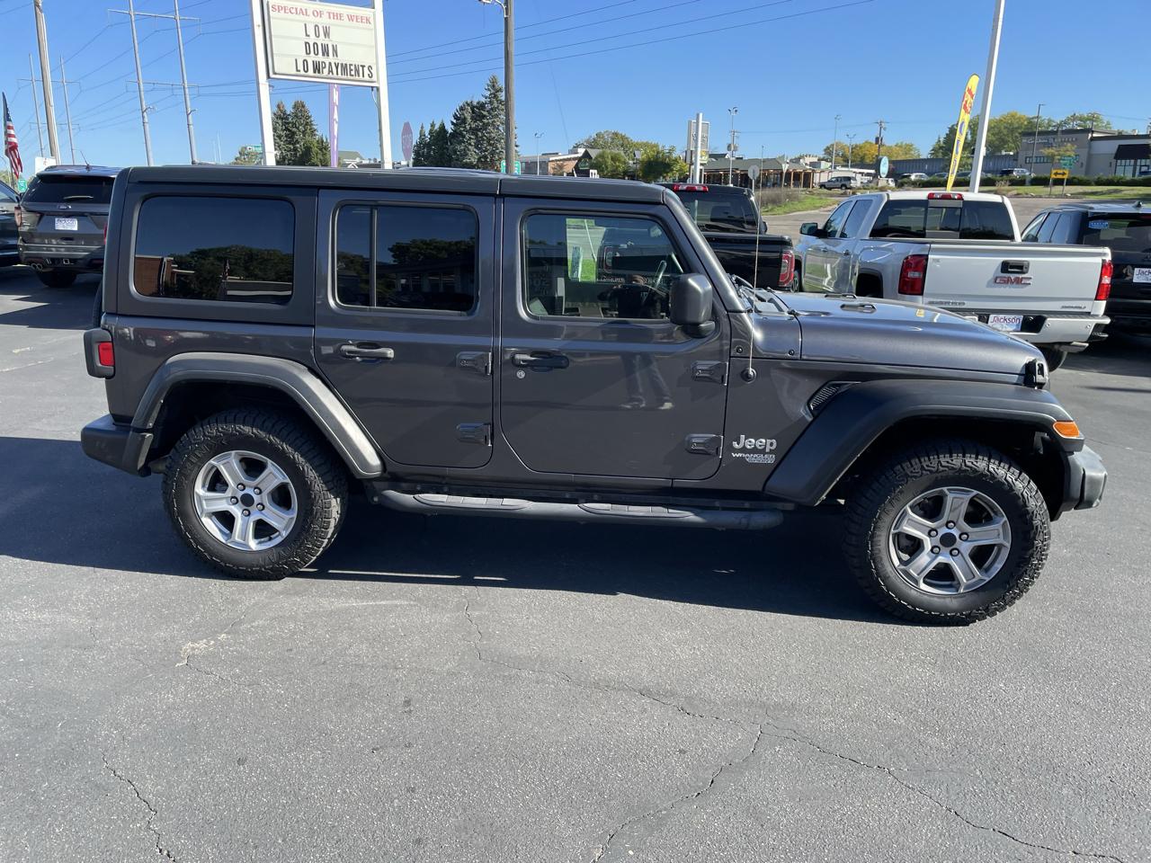 Jeep Wrangler photo 2