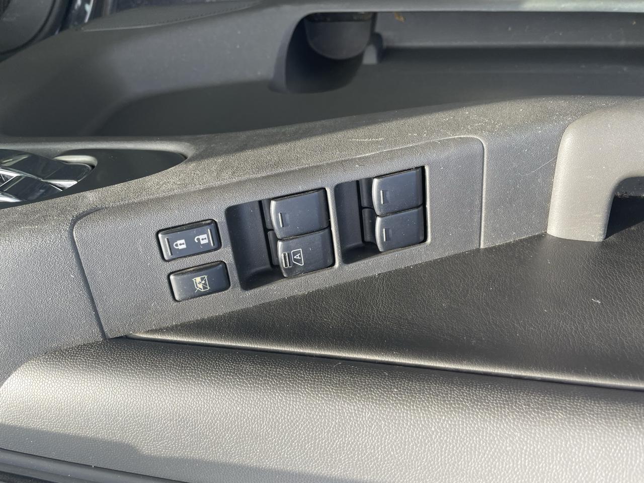 Nissan Frontier 4WD Crew Cab SWB Auto PRO-4X 2011