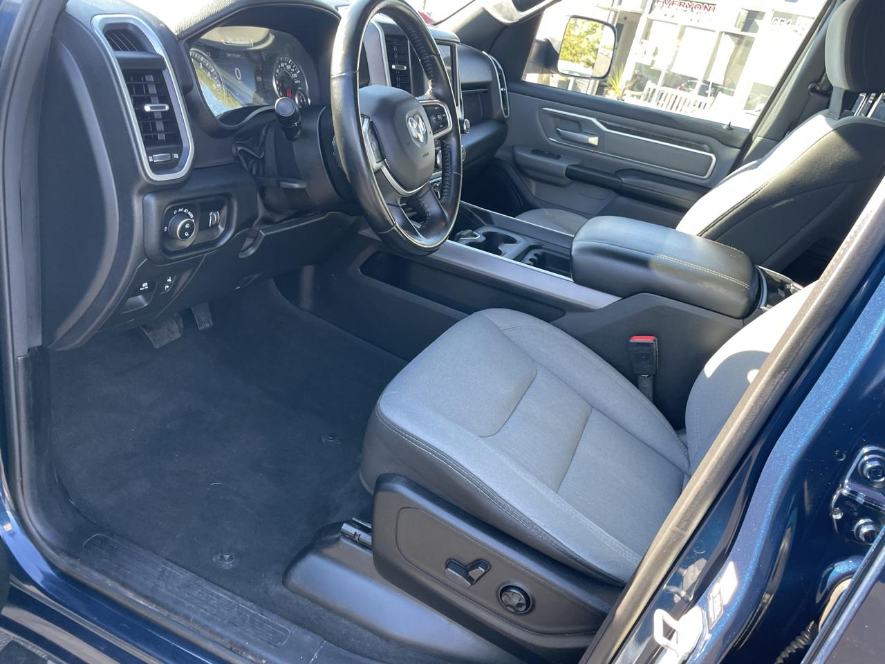 RAM 1500 Big Horn 4x4 Crew Cab 5'7" Box 2021