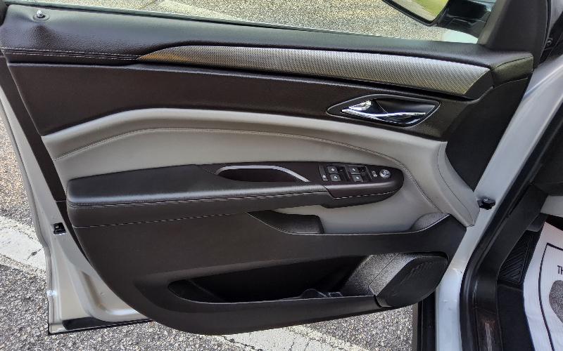 Cadillac SRX Base 2010