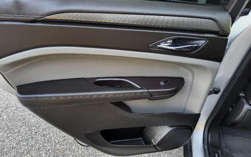 Cadillac SRX Base 2010