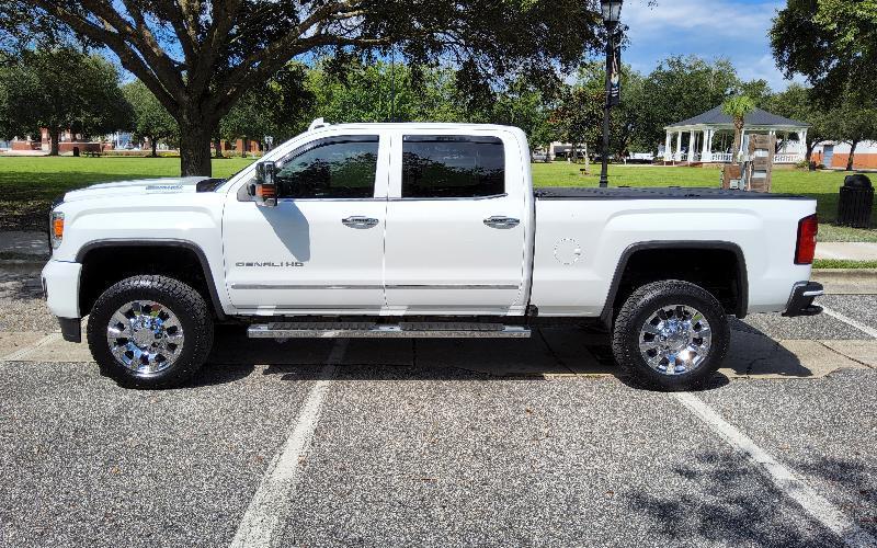 GMC Sierra 2500HD Denali Crew Cab 4WD 2017