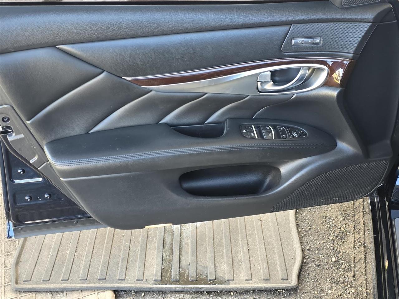 Infiniti Q70 L 3.7 2015