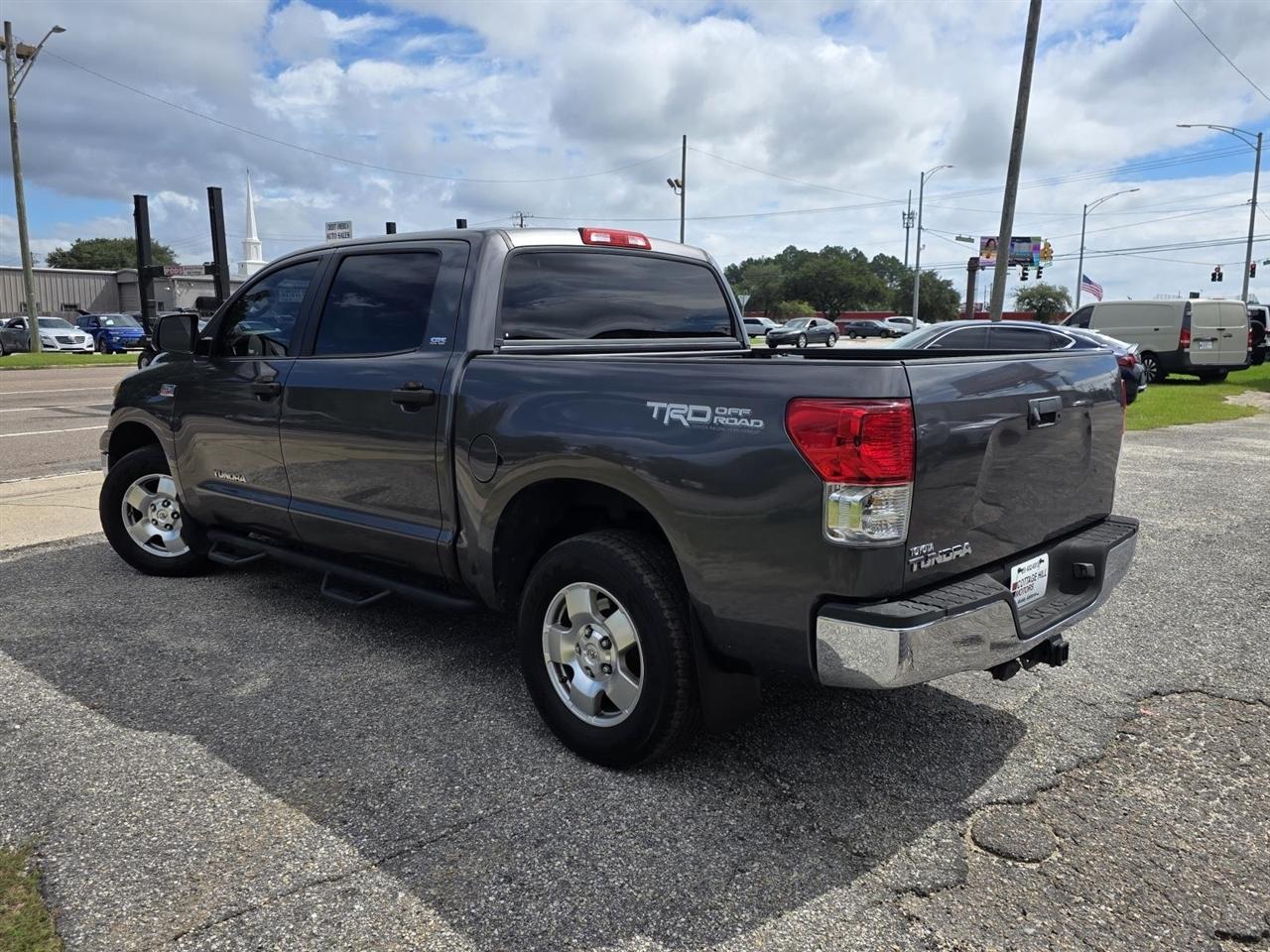 Toyota Tundra Tundra-Grade CrewMax 5.7L 2WD 2011
