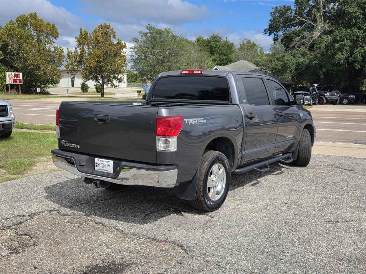 Toyota Tundra Tundra-Grade CrewMax 5.7L 2WD 2011
