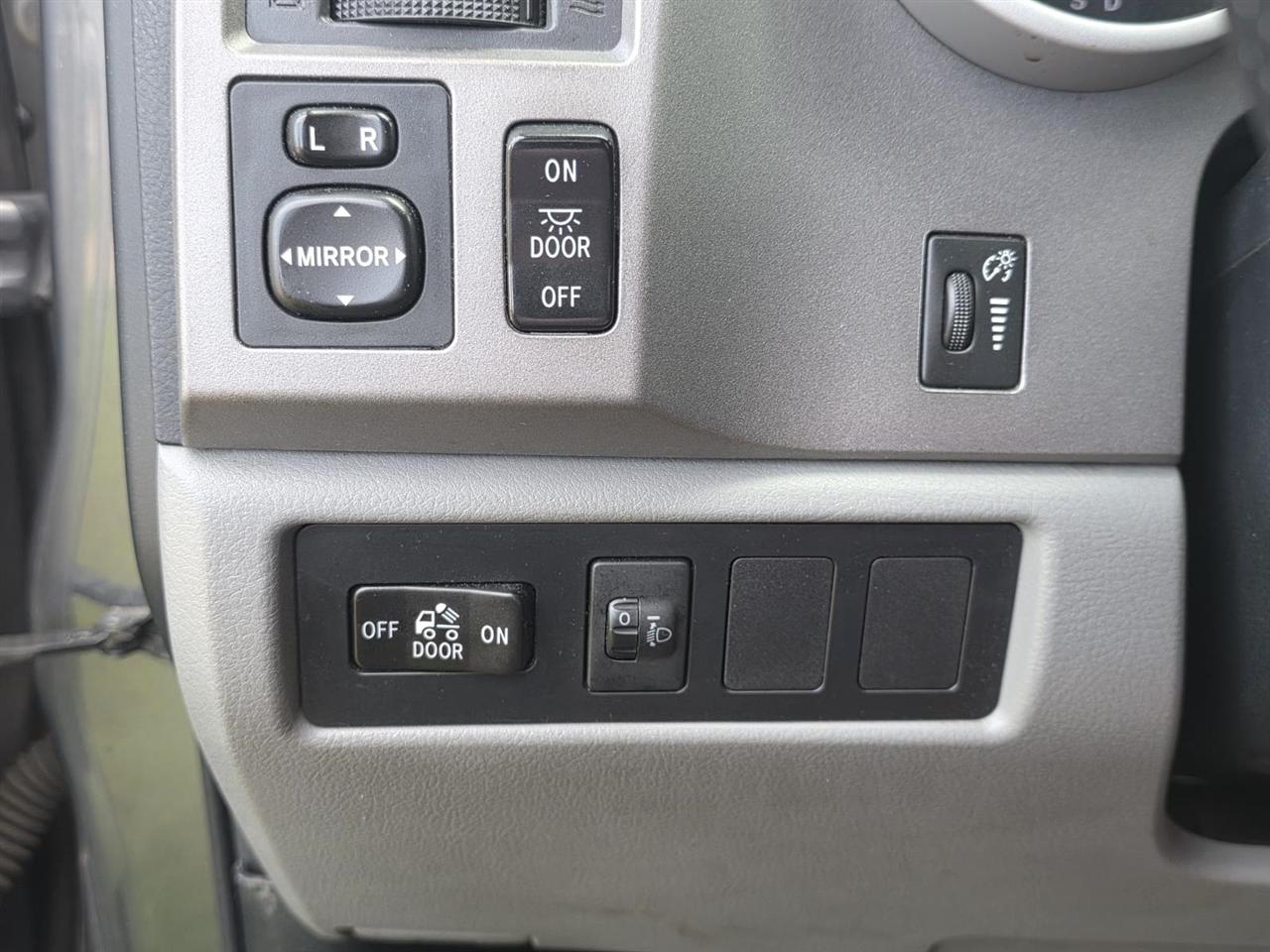 Toyota Tundra Tundra-Grade CrewMax 5.7L 2WD 2011