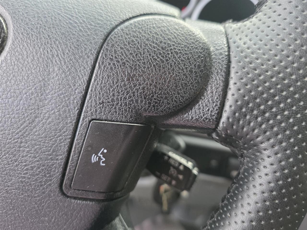 Toyota Tundra Tundra-Grade CrewMax 5.7L 2WD 2011