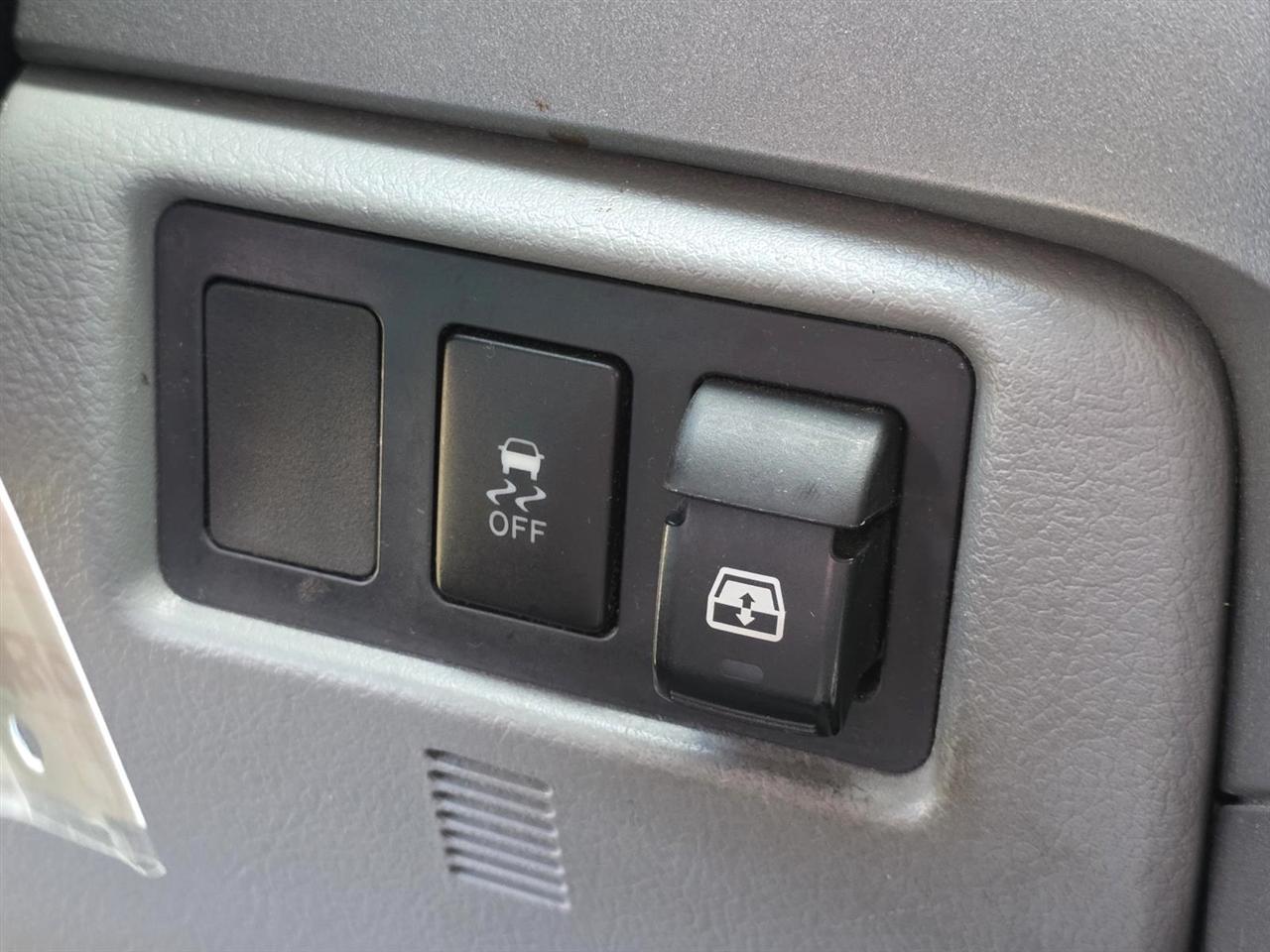 Toyota Tundra Tundra-Grade CrewMax 5.7L 2WD 2011