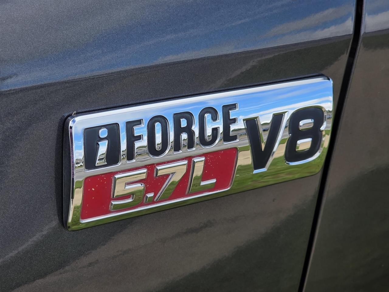 Toyota Tundra Tundra-Grade CrewMax 5.7L 2WD 2011