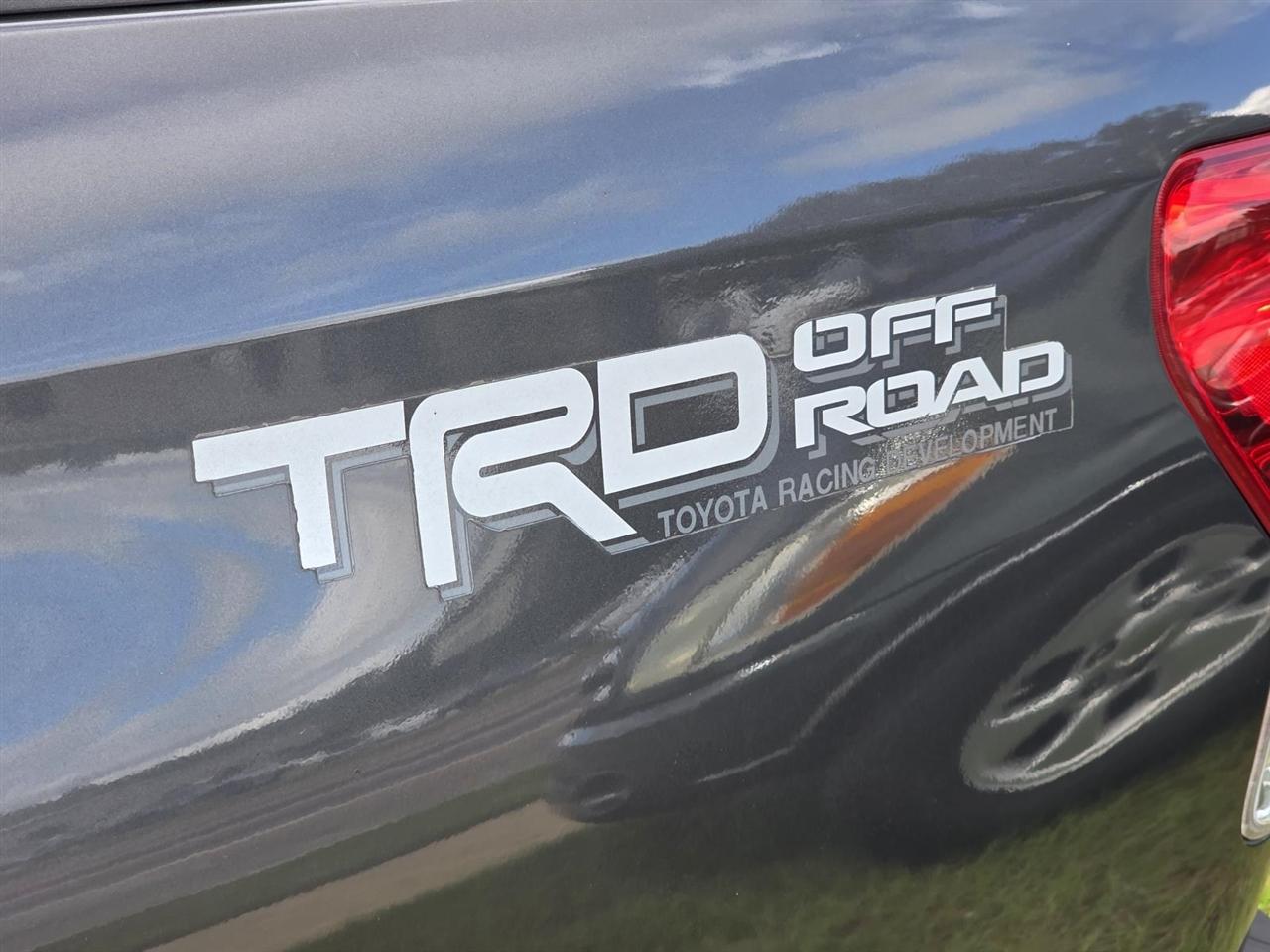 Toyota Tundra Tundra-Grade CrewMax 5.7L 2WD 2011