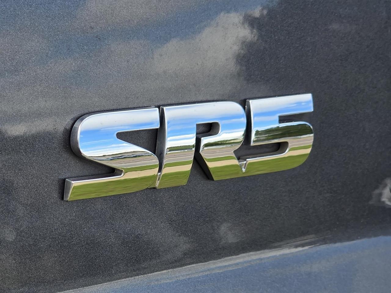 Toyota Tundra Tundra-Grade CrewMax 5.7L 2WD 2011