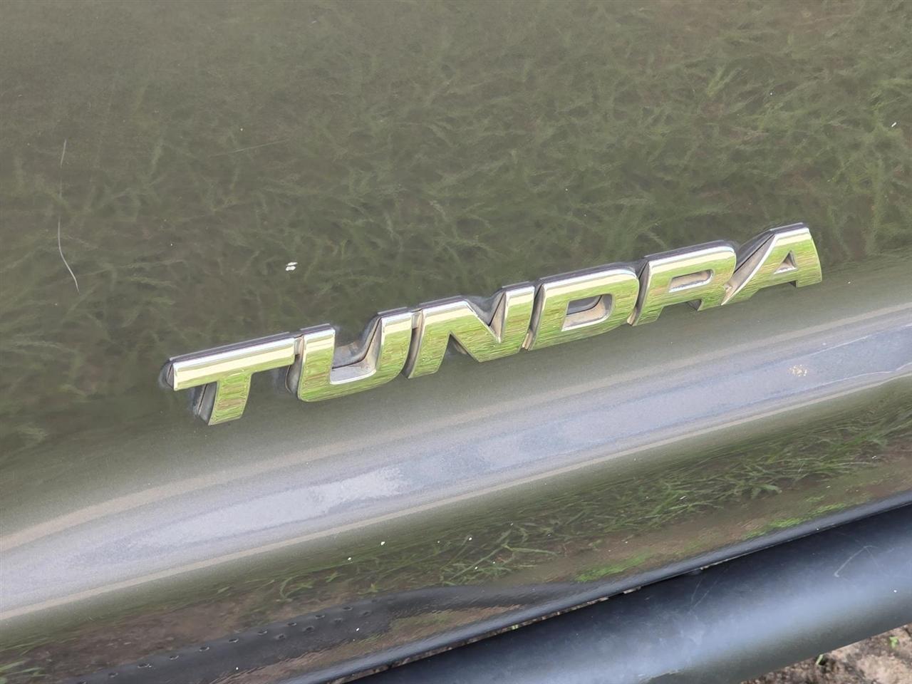Toyota Tundra Tundra-Grade CrewMax 5.7L 2WD 2011