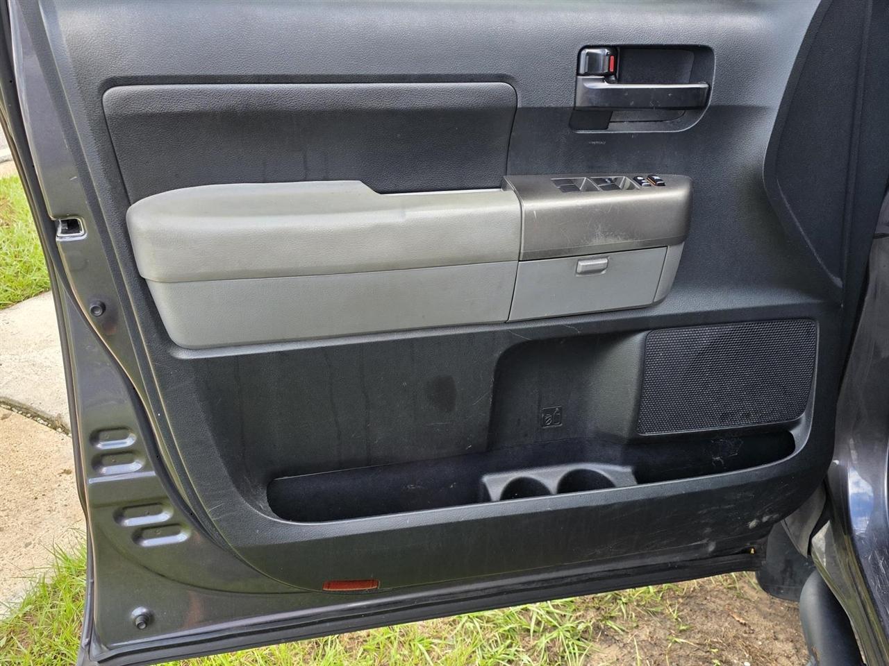 Toyota Tundra Tundra-Grade CrewMax 5.7L 2WD 2011