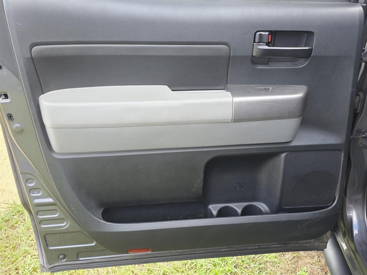 Toyota Tundra Tundra-Grade CrewMax 5.7L 2WD 2011