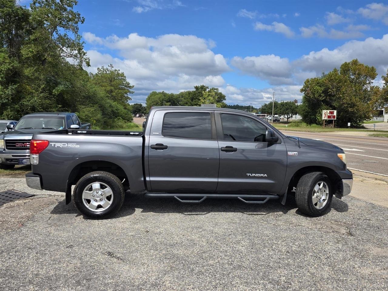 Toyota Tundra Tundra-Grade CrewMax 5.7L 2WD 2011