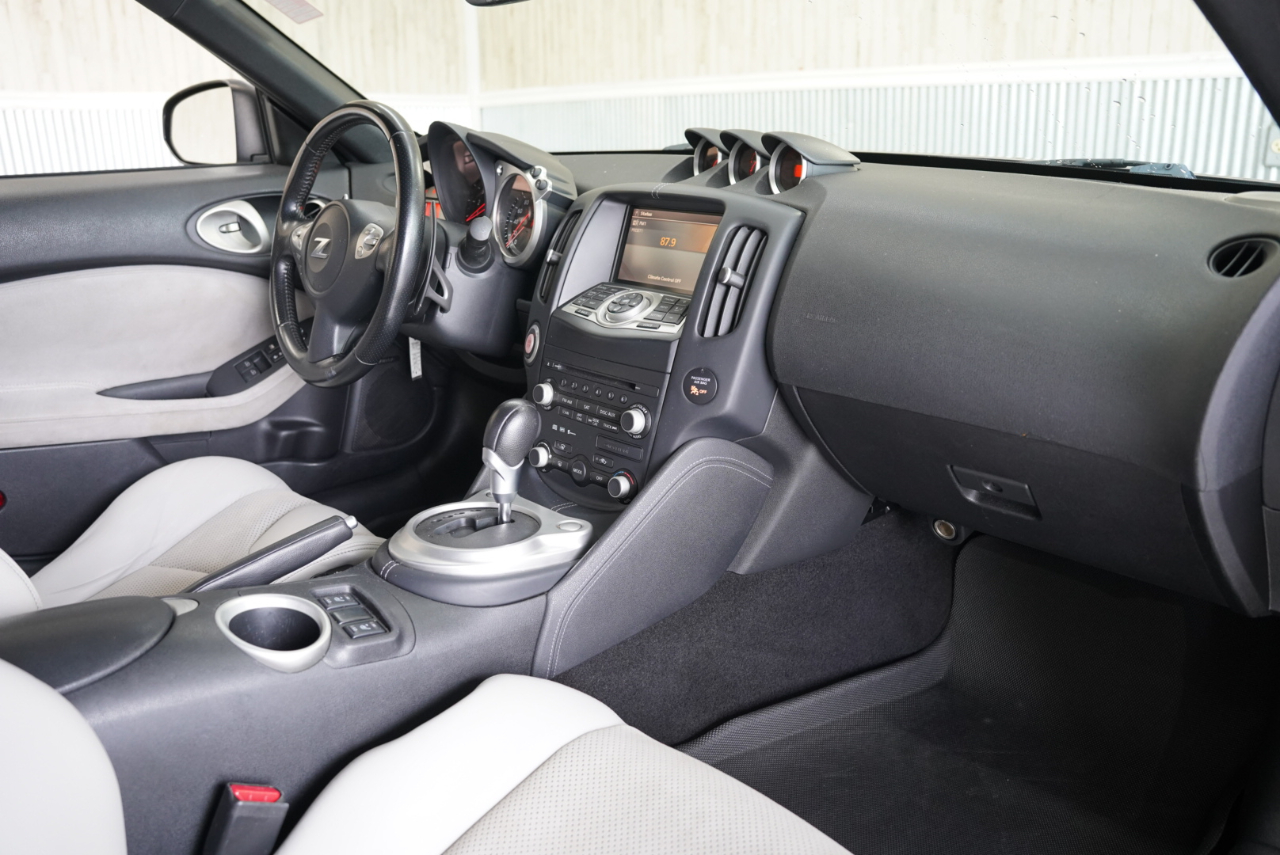 Nissan 370Z 2dr Cpe Auto Touring 2009 Nissan 370Z 2dr Cpe Auto Touring 2009