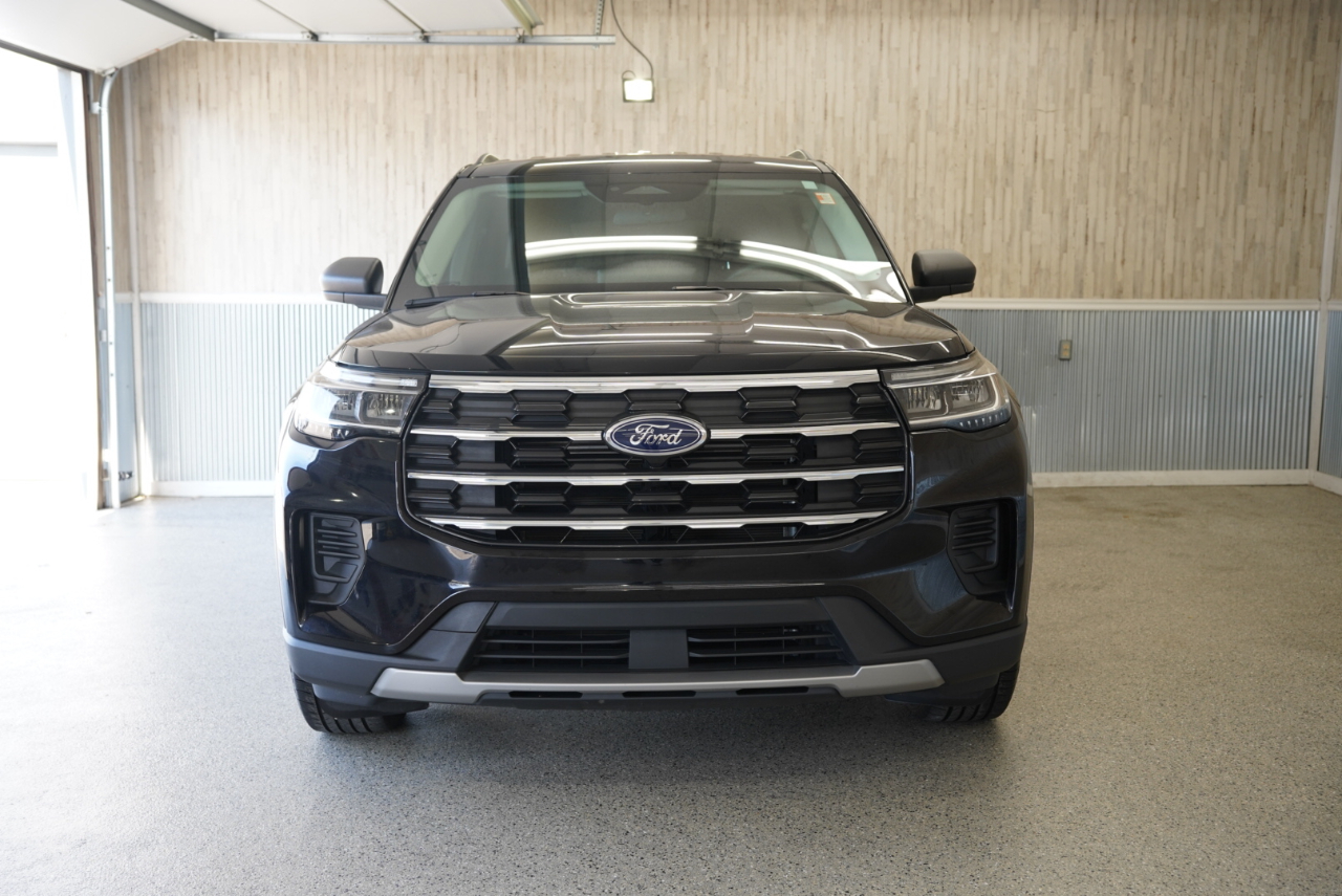 2025 Ford Explorer photo 2