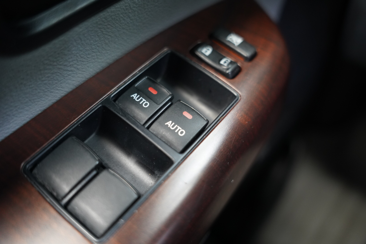 Toyota Sequoia 4WD LV8 FFV 6-Spd AT Platinum (Natl) 2011