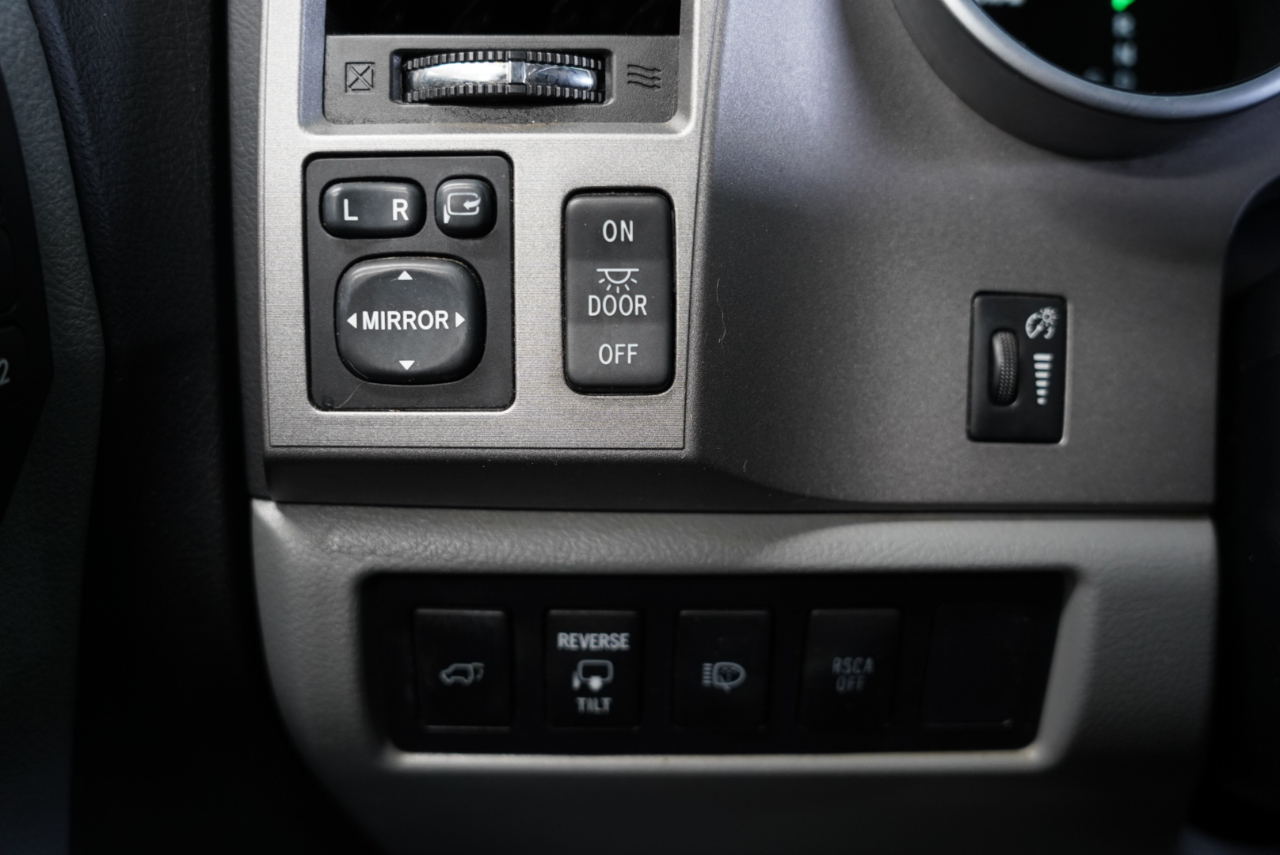 Toyota Sequoia 4WD LV8 FFV 6-Spd AT Platinum (Natl) 2011