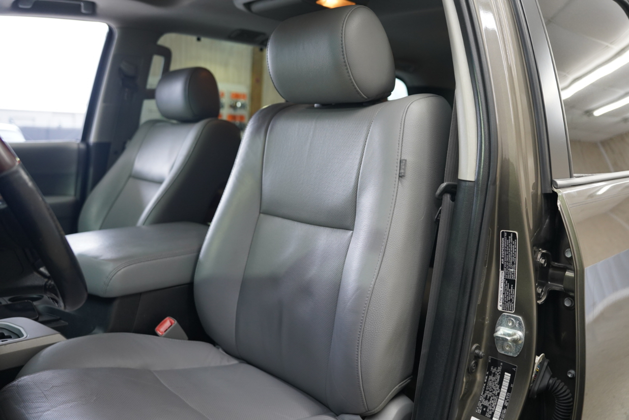 Toyota Sequoia 4WD LV8 FFV 6-Spd AT Platinum (Natl) 2011